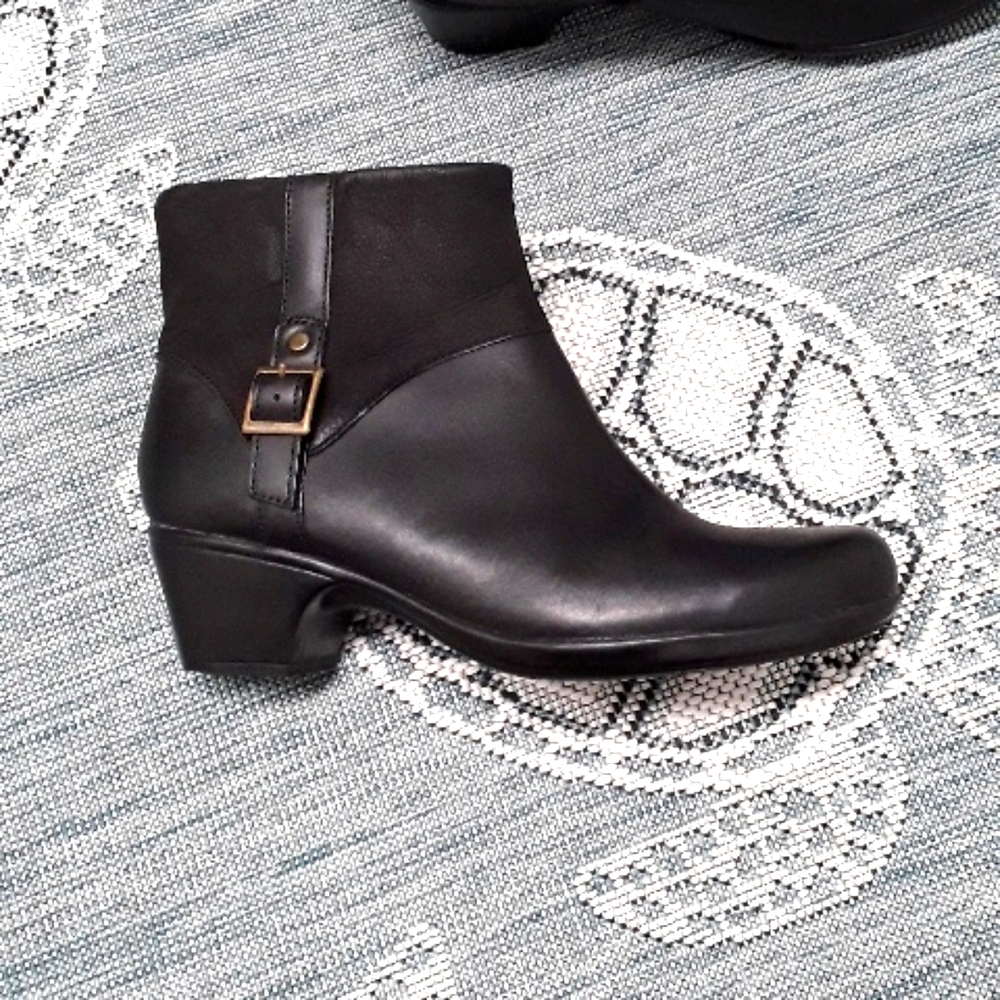 Clarks ankle leather boots w/ decorative buckle